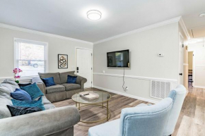 Renovated N Raleigh home with firepit wifi & king bed